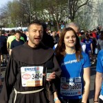 Br. Rene Dorer mit jogandpray beim VCM 2015 Vienna City Marathon